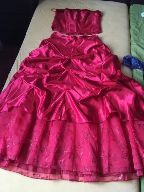 Krásne luxusné spoločenské šaty, 44