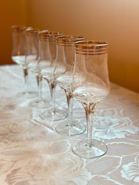 Poháre na stupke so zlatým okrajom,