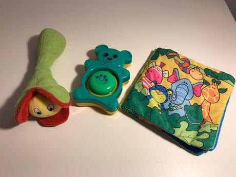 Hračky pre bábätko- hrkálka, knižka,