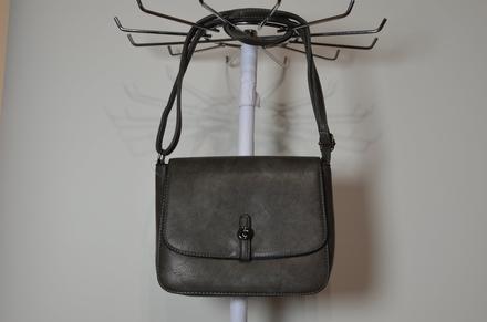 Šedá kabelka, 