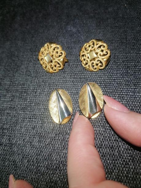 2 páry klupsní zlatej farby, avon