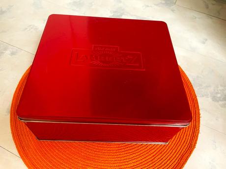 Plechový box na zákusky,