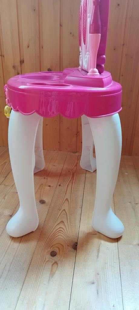 Stolík pre dievčatá, 