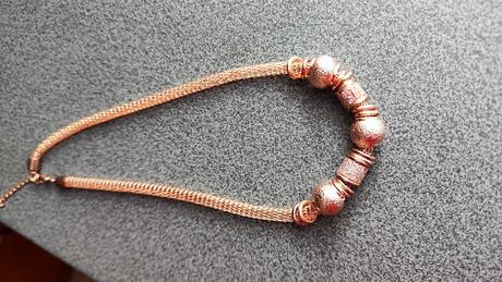 Náhrdelník medenej farby,