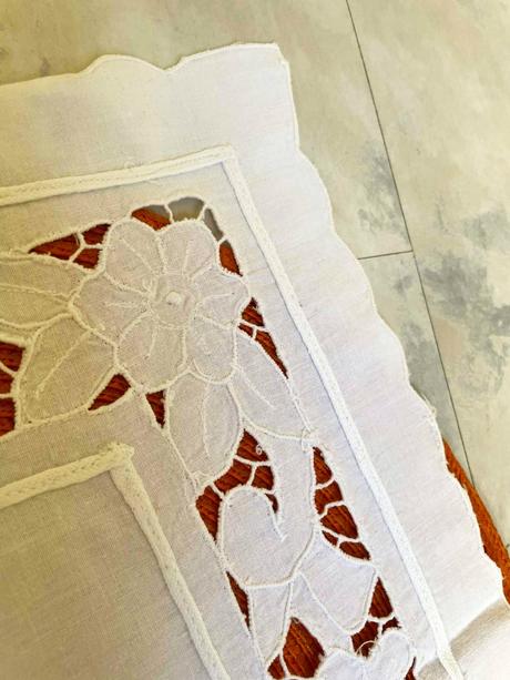 Batistový obrúsok - richelieu, 