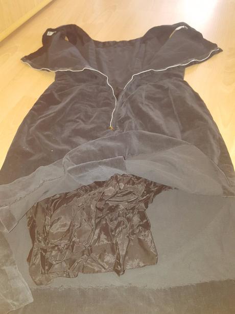 Cierne zamatove saty, 36