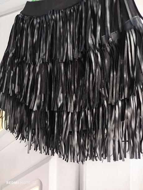 Čierna sukňa so strapcami, 128