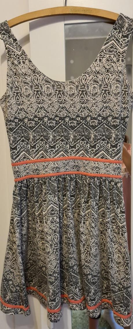 Sivé šaty s ornamentami, m