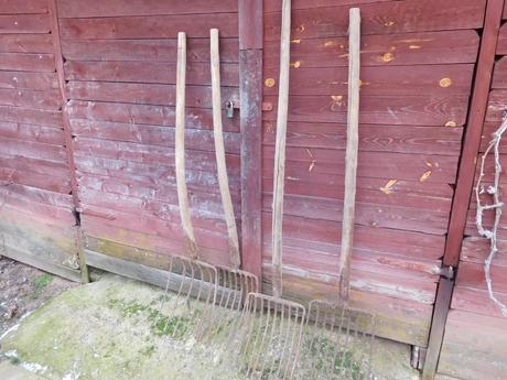 Staré náradie vidly s drevenou rukoveťou,,