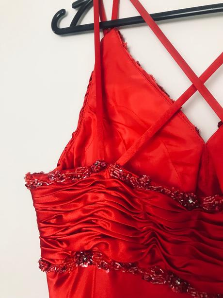 Krásne červené šaty s prehozom, s