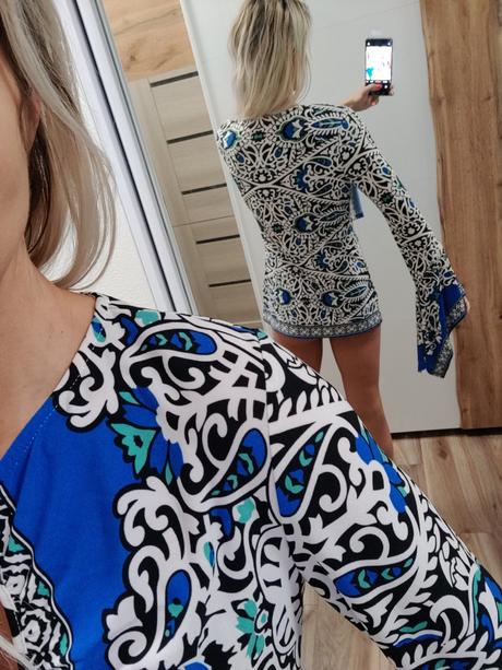 Šaty s voncovými rukávmi, s