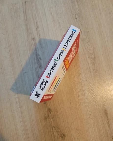 Kniha obklopený idiotmi v zamestnaní, 