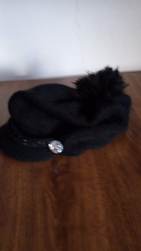 Čiapka čierna so šiltom a brmbolcom, 128