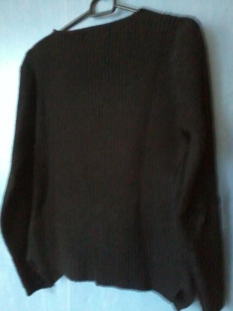 Čierny sveter s gombíkmi, m