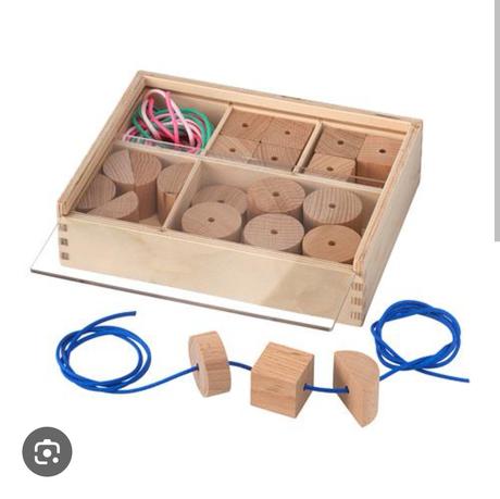 Drevené kocky+šnúrky (navliekanie), 