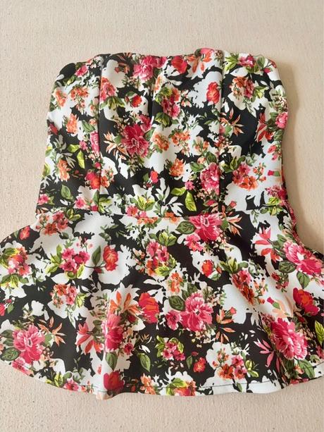 Kvetinový korzetový top s peplum strihom, s