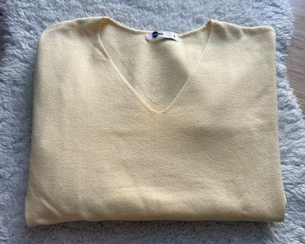 Bledozlty svetrik s v vystrihom, s