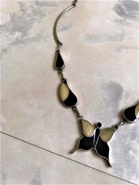 Zaujímavý perleťový náhrdelník,