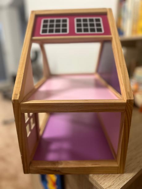 Zariadený drevený domček + 7 ks drevených bábik, 