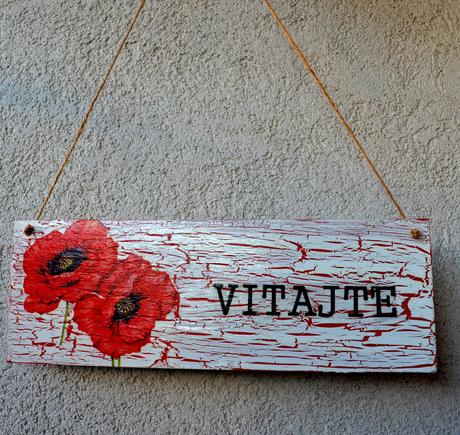 Tabuľka "vitajte" s vlčím makom,