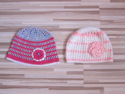 2x háčkované čapice, 110