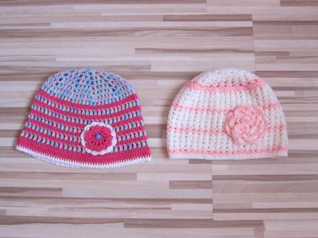 2x háčkované čapice, 110