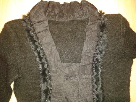 Cierny sveter s flitrami a kozusinkou, s