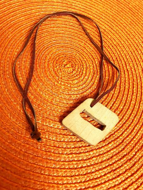 Náhrdelník s dreveným príveskom, 