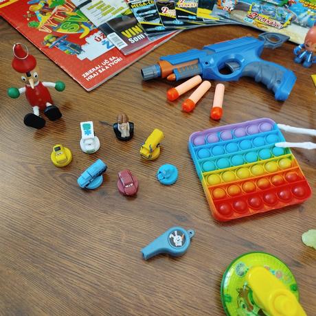 Balík pekných hračiek pre chlapca,