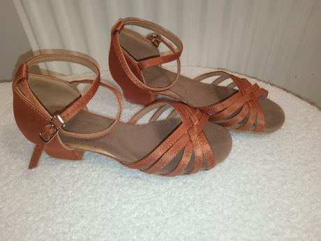 Topánky na spolocenske tance, 32