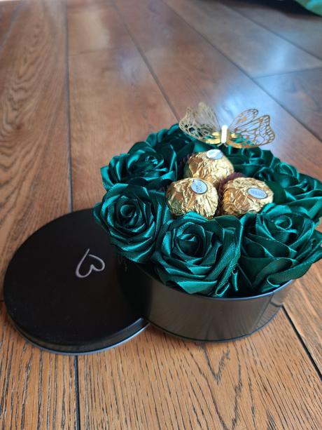 Luxusný darčekový box s ružami, ferrero rocher a m,