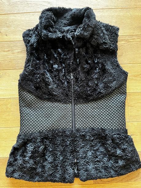 Týlová čierna vesta (kožušina + koženkový detail), m