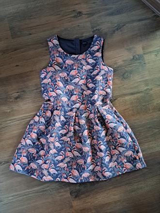 Šaty s plameniakom, 158