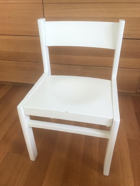 Detský drevený stôl a 2 stoličky,