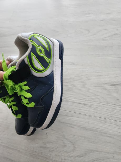 Topánky s kolieskmi, 28