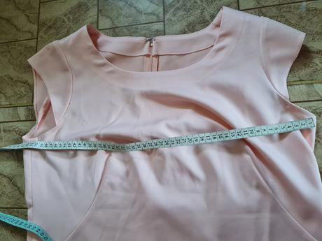 Bledoružové šaty, l