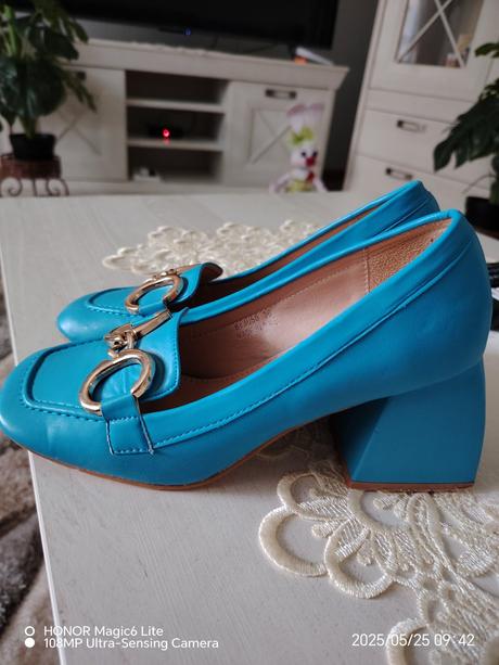 Modré poltopánky, 36