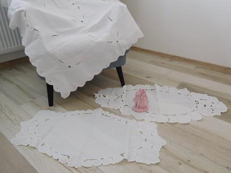 Obrus biely vyšívaný na stroji/menšie ručne vyšité,