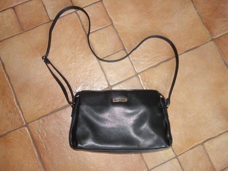 Cierna crossbody kabelka,