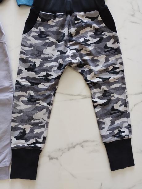 Maskáčové tepláky, 104