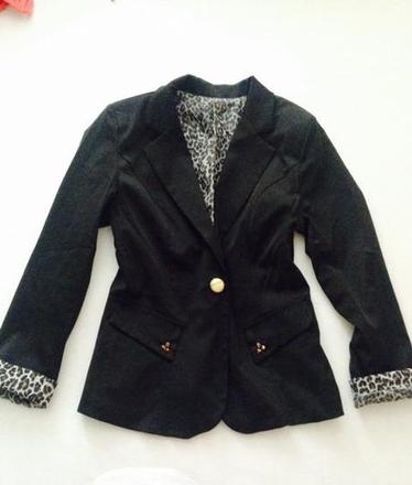 Čierne sačko so zaujímavými detailami, m