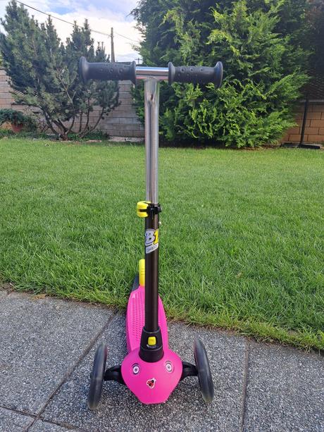 Kolobezka oxelo so svietiacimi kolieskami, oxelo