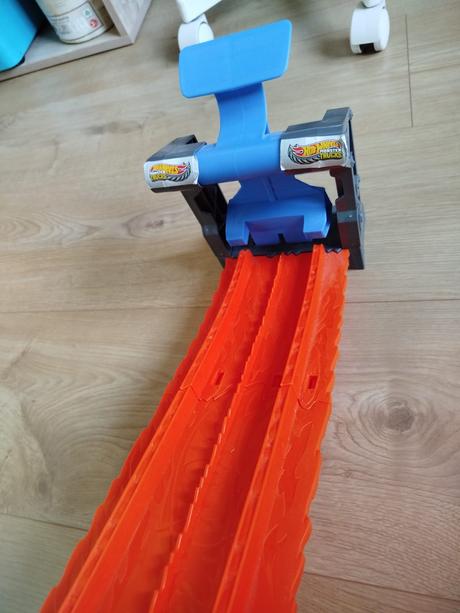 Hot wheels monster trucks dráha dračia skaza,