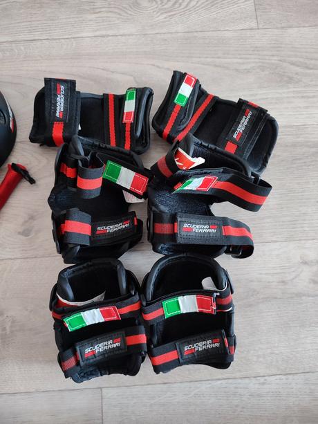 Prilba a chrániče ferrari, s