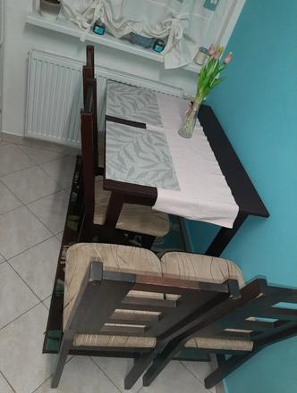 Stôl so stoličkami,