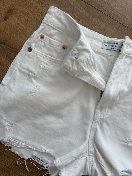 Biele rifľové kraťasy, stradivarius,s