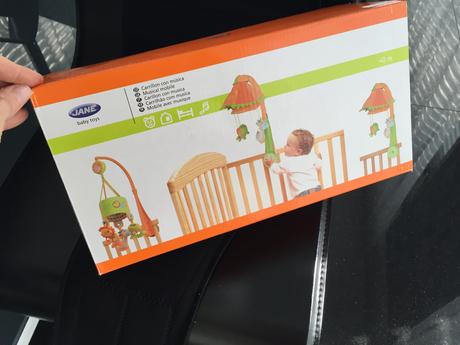 Jané hudobný kolotoč nad postielku,