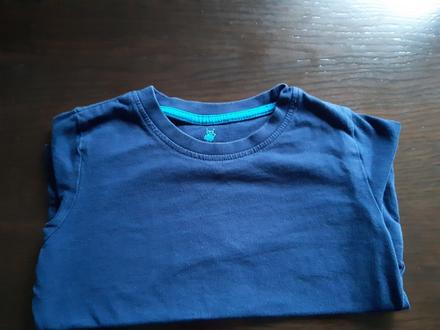 Tmavomodré tričko, lupilu,98