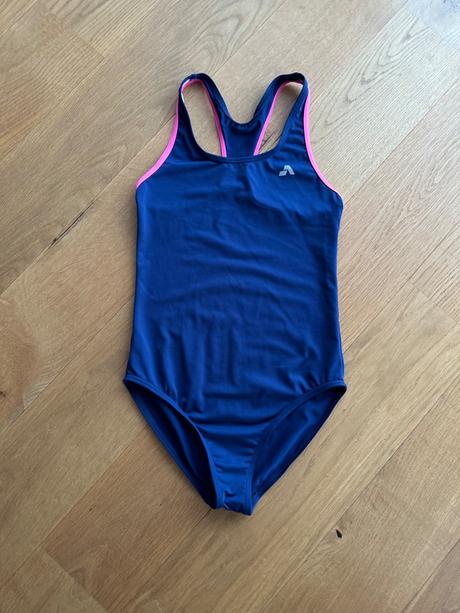 Dievčenské plavky, 146