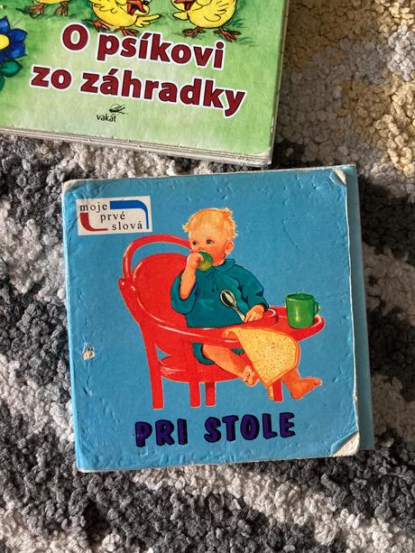 Leporelá pri stole a o psíkovi zo záhradky, 